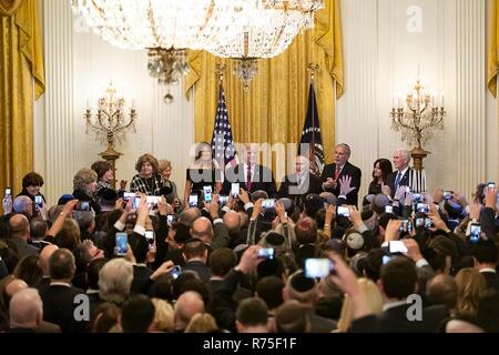U.S presidente Donald Trump, uniti da First Lady Melania Trump, Vice Presidente Mike Pence e Karen Pence, offre commento durante una Hanukkah Ricevimento nella Sala Est della Casa Bianca il 6 dicembre 2018 a Washington D.C. Foto Stock