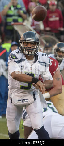 San Francisco, California, Stati Uniti d'America. L'8 dicembre, 2013. Seattle Seahawks quarterback Russell Wilson (3) Domenica, 8 Dicembre 2013 a San Francisco, California. Il 49ers sconfitto il Seahawks. 19-17. Credito: Al di Golub/ZUMA filo/Alamy Live News Foto Stock