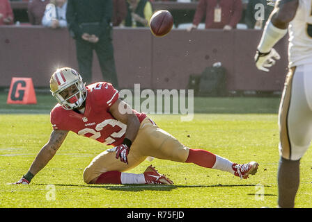 San Francisco, California, Stati Uniti d'America. 1 dicembre, 2013. San Francisco 49ers running back LaMichael James (23) bobbles ma a recuperare il suo fumble Domenica, 1 Dicembre 2013 a San Francisco, California. Il 49ers sconfitto i montoni. 23-13. Credito: Al di Golub/ZUMA filo/Alamy Live News Foto Stock