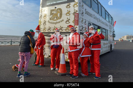 Brighton, Sussex, Regno Unito. Il giorno 08 dicembre 2018. Centinaia di Babbo Natale partecipare all'annuale Brighton Santa Dash lungo il lungomare di Hove la raccolta di fondi per il locale Rockinghorse carità . Rockinghorse è un Brighton-basato della carità che è stata a favore dei bambini in Sussex per oltre cinquant'anni. Credito: Simon Dack/Alamy Live News Foto Stock