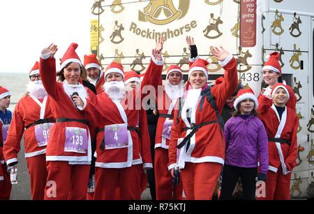 Brighton, Sussex, Regno Unito. Il giorno 08 dicembre 2018. Centinaia di Babbo Natale partecipare all'annuale Brighton Santa Dash lungo il lungomare di Hove la raccolta di fondi per il locale Rockinghorse carità . Rockinghorse è un Brighton-basato della carità che è stata a favore dei bambini in Sussex per oltre cinquant'anni. Credito: Simon Dack/Alamy Live News Foto Stock