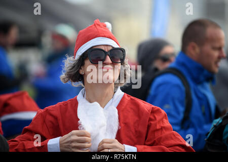 Brighton, Sussex, Regno Unito. Il giorno 08 dicembre 2018. Centinaia di Babbo Natale partecipare all'annuale Brighton Santa Dash lungo il lungomare di Hove la raccolta di fondi per il locale Rockinghorse carità . Rockinghorse è un Brighton-basato della carità che è stata a favore dei bambini in Sussex per oltre cinquant'anni. Credito: Simon Dack/Alamy Live News Foto Stock