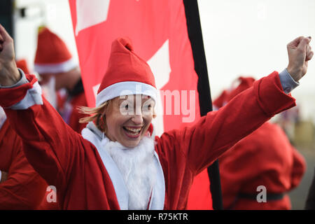 Brighton, Sussex, Regno Unito. Il giorno 08 dicembre 2018. Centinaia di Babbo Natale partecipare all'annuale Brighton Santa Dash lungo il lungomare di Hove la raccolta di fondi per il locale Rockinghorse carità . Rockinghorse è un Brighton-basato della carità che è stata a favore dei bambini in Sussex per oltre cinquant'anni. Credito: Simon Dack/Alamy Live News Foto Stock