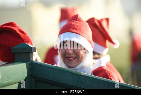 Brighton, Sussex, Regno Unito. Il giorno 08 dicembre 2018. Centinaia di Babbo Natale partecipare all'annuale Brighton Santa Dash lungo il lungomare di Hove la raccolta di fondi per il locale Rockinghorse carità . Rockinghorse è un Brighton-basato della carità che è stata a favore dei bambini in Sussex per oltre cinquant'anni. Credito: Simon Dack/Alamy Live News Foto Stock