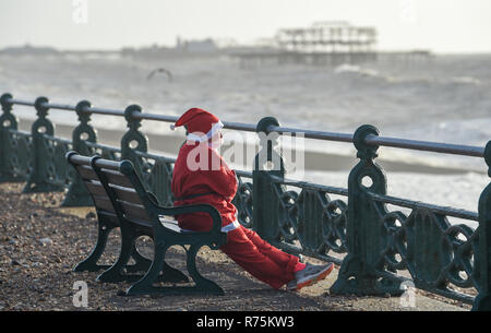 Brighton, Sussex, Regno Unito. Il giorno 08 dicembre 2018. Centinaia di Babbo Natale partecipare all'annuale Brighton Santa Dash lungo il lungomare di Hove la raccolta di fondi per il locale Rockinghorse carità . Rockinghorse è un Brighton-basato della carità che è stata a favore dei bambini in Sussex per oltre cinquant'anni. Credito: Simon Dack/Alamy Live News Foto Stock