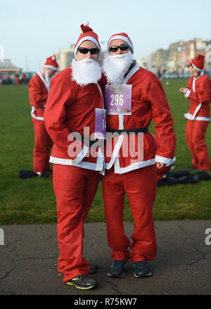 Brighton, Sussex, Regno Unito. Il giorno 08 dicembre 2018. Centinaia di Babbo Natale partecipare all'annuale Brighton Santa Dash lungo il lungomare di Hove la raccolta di fondi per il locale Rockinghorse carità . Rockinghorse è un Brighton-basato della carità che è stata a favore dei bambini in Sussex per oltre cinquant'anni. Credito: Simon Dack/Alamy Live News Foto Stock