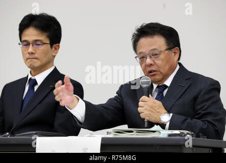 Yokohama, Giappone. Il 7 dicembre, 2018. In Giappone il gigante automobilistico Nissan Motor vice presidenti Seiji Honda e Teiji Hirata (L) annunciano la società scoperto non-conformità nel veicolo finale di ispezioni presso Nissan Oppama impianti e Auto funziona Kyoto durante la conferenza stampa presso il quartier generale di Nissan a Yokohama, suburbana Tokyo il Venerdì, 7 dicembre 2018. Un totale di 1,14 milioni di veicoli sono stati richiamati attraverso i 42 modelli. Credito: Yoshio Tsunoda/AFLO/Alamy Live News Foto Stock