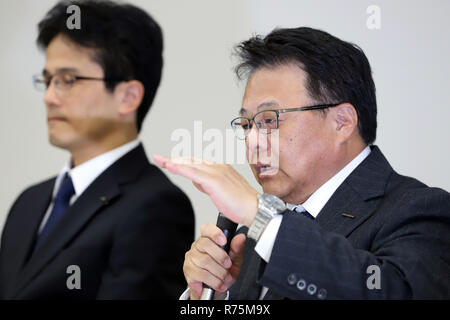 Yokohama, Giappone. Il 7 dicembre, 2018. In Giappone il gigante automobilistico Nissan Motor vice presidenti Seiji Honda e Teiji Hirata (L) annunciano la società scoperto non-conformità nel veicolo finale di ispezioni presso Nissan Oppama impianti e Auto funziona Kyoto durante la conferenza stampa presso il quartier generale di Nissan a Yokohama, suburbana Tokyo il Venerdì, 7 dicembre 2018. Un totale di 1,14 milioni di veicoli sono stati richiamati attraverso i 42 modelli. Credito: Yoshio Tsunoda/AFLO/Alamy Live News Foto Stock