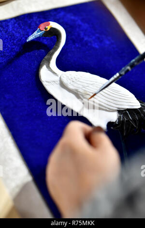 Zunyi, della Cina di Guizhou. 22 Luglio, 2018. Zuo Huiping, il rappresentante erede di carta di riso illustrazione di impianto di tecnica di realizzazione di processi, un opera d arte in Zunyi, a sud-ovest della Cina di Guizhou, luglio 22, 2018. Con carta di riso impianto (tetrapanax papyrifer) è un arbusto sempreverde utilizzata nella medicina tradizionale cinese. Carta di riso illustrazione di impianto di tecnica di realizzazione è stato elencato come uno del secondo lotto del provinciale immateriali patrimoni culturali nel Guizhou. Credito: Luo Xinghan/Xinhua/Alamy Live News Foto Stock