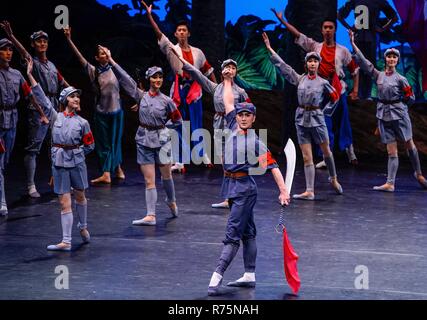 Madrid, Spagna. 5 Dic, 2018. Attori con il balletto nazionale della Cina (NBC) eseguire la loro danza classica in rosso il distacco delle donne nel teatro di Canal di Madrid in Spagna il 5 dicembre, 2018. Come parte del Madrid en Danza Festival, NBC balletto classico rosso il distacco delle donne è stata effettuata in Spagna dal 5 dicembre al 7 dicembre. Il suo attuale direttore Feng Ying anche invitato Aida Gomez, Supervisore artistico di Madrid en Danza Festival, per insegnare ai suoi attori di ballo flamenco. Credito: Shi Ren/Xinhua/Alamy Live News Foto Stock