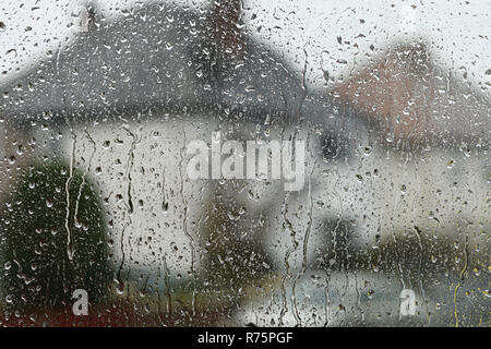 Chester, Regno Unito. 8 dicembre 2018. Acqua da una pesante pioggia copre una finestra nei sobborghi di Chester. Credito: Andrew Paterson/Alamy Live News Foto Stock