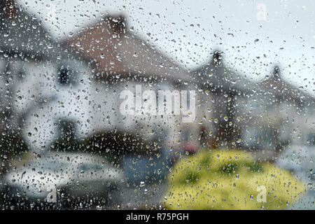 Chester, Regno Unito. 8 dicembre 2018. Acqua da una pesante pioggia copre una finestra nei sobborghi di Chester. Credito: Andrew Paterson/Alamy Live News Foto Stock