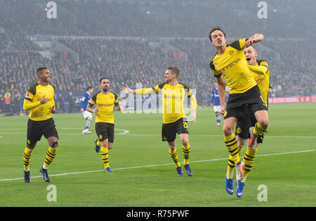 Gelsenkirchen (Germania). 08 Dic, 2018. Calcio: Bundesliga, FC Schalke 04 - Borussia Dortmund, XIV GIORNATA NELLA Veltins Arena: Dortmund Thomas Delaney (secondo da sinistra) cheers con Giacobbe Bruun Larsen circa il suo obiettivo di 1-0. Credito: Bernd Thissen/dpa - NOTA IMPORTANTE: In conformità con i requisiti del DFL Deutsche Fußball Liga o la DFB Deutscher Fußball-Bund, è vietato utilizzare o hanno utilizzato fotografie scattate allo stadio e/o la partita in forma di sequenza di immagini e/o video-come sequenze di foto./dpa/Alamy Live News Foto Stock