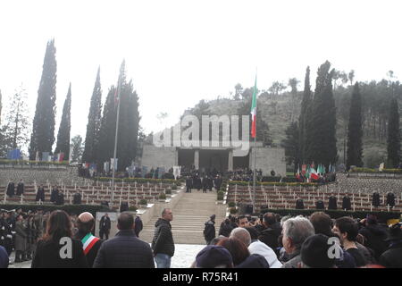 Mignano Monte Lungo, Italia. 8 Dicembre 2018: Il Presidente della Repubblica Italiana Sergio Mattarella celebra il settantacinquesimo anniversario della battaglia di Montelungo Credito: antonio nardelli/Alamy Live News Foto Stock