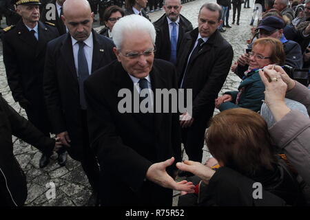 Mignano Monte Lungo, Italia. 8 Dicembre 2018: Il Presidente della Repubblica Italiana Sergio Mattarella celebra il settantacinquesimo anniversario della battaglia di Montelungo Credito: antonio nardelli/Alamy Live News Foto Stock