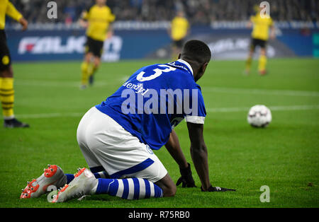 Gelsenkirchen (Germania). 08 Dic, 2018. Calcio: Bundesliga, FC Schalke 04 - Borussia Dortmund, XIV GIORNATA NELLA Veltins Arena. Hamza Mendyl dal Schalke si inginocchia sul passo. Credito: Ina Fassbender/dpa - NOTA IMPORTANTE: In conformità con i requisiti del DFL Deutsche Fußball Liga o la DFB Deutscher Fußball-Bund, è vietato utilizzare o hanno utilizzato fotografie scattate allo stadio e/o la partita in forma di sequenza di immagini e/o video-come sequenze di foto./dpa/Alamy Live News Foto Stock