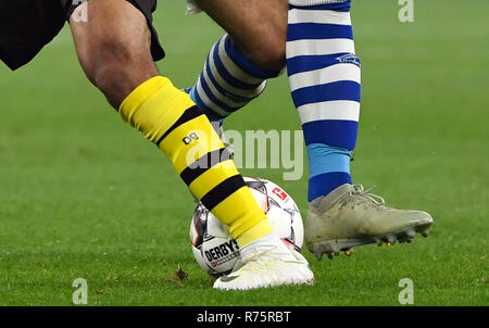 Gelsenkirchen (Germania). 08 Dic, 2018. Calcio: Bundesliga, FC Schalke 04 - Borussia Dortmund, XIV GIORNATA NELLA Veltins Arena. Abdou Diallo (l) da Dortmund e Guido Burgstaller dal Schalke nel duello. Credito: Ina Fassbender/dpa - NOTA IMPORTANTE: In conformità con i requisiti del DFL Deutsche Fußball Liga o la DFB Deutscher Fußball-Bund, è vietato utilizzare o hanno utilizzato fotografie scattate allo stadio e/o la partita in forma di sequenza di immagini e/o video-come sequenze di foto./dpa/Alamy Live News Foto Stock