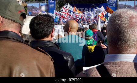 Roma, Italia - 8 Dicembre 2018: una grande folla ascolta Matteo Salvini il discorso in Piazza del popolo. Credito: Giuseppe Barletta/Alamy Live News Foto Stock