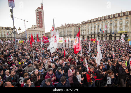 Foto LaPresse/Nicol&#xf2; campo 8/12/2018 Torino (Italia) Cronaca No Tav, manifestazione dell'8 Dicembre nella foto: vista generale foto LaPresse/Nicol&#xf2; campo Dicembre 8, 2018 Torino (Italia) News No Tav, dimostrazione del 8 dicembre nella foto: vista generale Foto Stock