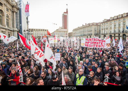 Foto LaPresse/Nicol&#xf2; campo 8/12/2018 Torino (Italia) Cronaca No Tav, manifestazione dell'8 Dicembre nella foto: vista generale foto LaPresse/Nicol&#xf2; campo Dicembre 8, 2018 Torino (Italia) News No Tav, dimostrazione del 8 dicembre nella foto: vista generale Foto Stock