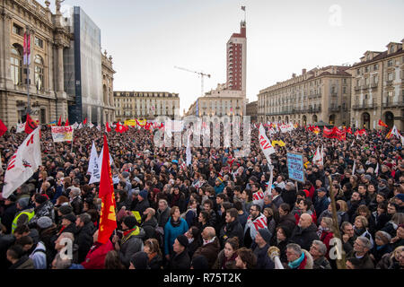 Foto LaPresse/Nicol&#xf2; campo 8/12/2018 Torino (Italia) Cronaca No Tav, manifestazione dell'8 Dicembre nella foto: vista generale foto LaPresse/Nicol&#xf2; campo Dicembre 8, 2018 Torino (Italia) News No Tav, dimostrazione del 8 dicembre nella foto: vista generale Foto Stock