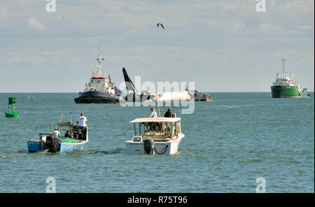 Port Canaveral, Florida, Stati Uniti d'America. Dicembre 7, 2018. Dopo manca la zona di atterraggio uno alla Cape Canaveral Air Force Station dopo il lancio della SpaceX stadio pugno Falcon 9 crash a razzo sbarcati nell'Oceano Atlantico vicino alla riva. SpaceX recuperato il booster con un locale dive team, fissato il razzo flottante e trainato torna alla porta. Una pesante flottiglia di sicurezza e supporto di barche era a portata di mano per assicurarsi di operazione è stata effettuata in modo sicuro. Credito foto Julian Porro / Alamy Live News Foto Stock