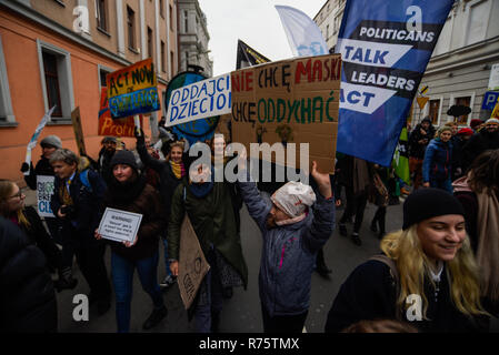 Katowice in Polonia. L'8 dicembre, 2018. La gente si vede che trasportano striscioni e cartelli e bandiere durante il mese di marzo.marzo per il clima durante la conferenza delle Nazioni Unite sui cambiamenti climatici (COP24).Il 2018 Conferenza delle Nazioni Unite sul cambiamento climatico (COP24) si svolgerà tra il 2 ed il 14 dicembre a Katowice, Polonia. Credito: Omar Marques/SOPA Immagini/ZUMA filo/Alamy Live News Foto Stock