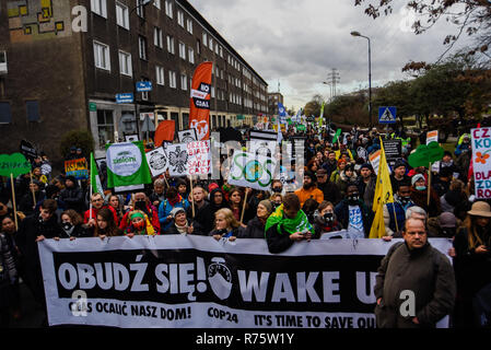 Katowice in Polonia. L'8 dicembre, 2018. La gente si vede che trasportano striscioni e cartelli e bandiere durante il mese di marzo.marzo per il clima durante la conferenza delle Nazioni Unite sui cambiamenti climatici (COP24).Il 2018 Conferenza delle Nazioni Unite sul cambiamento climatico (COP24) si svolgerà tra il 2 ed il 14 dicembre a Katowice, Polonia. Credito: Omar Marques/SOPA Immagini/ZUMA filo/Alamy Live News Foto Stock