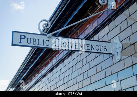 Servizi igienici segno a servizi igienici pubblici in Rothesay, Isle of Bute, Argyll, Scozia Foto Stock