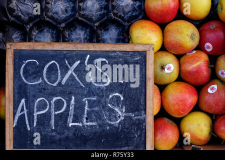 Scatola di Cox's mele al di fuori del negozio di frutta. Foto Stock