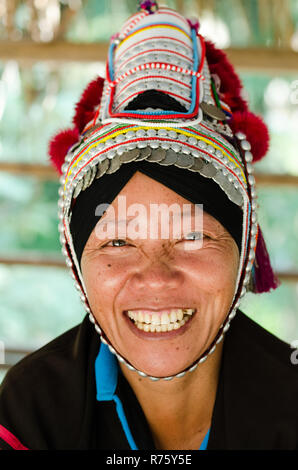 Ritratto di una donna Akha, Baan Tong Luang, Thailandia Foto Stock