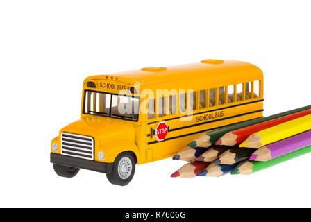Giallo scuola bus e matita in istruzione isolati su sfondo bianco Foto Stock