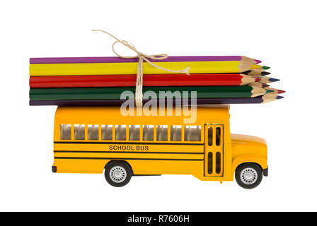 Giallo scuola bus e matita in istruzione isolati su sfondo bianco Foto Stock