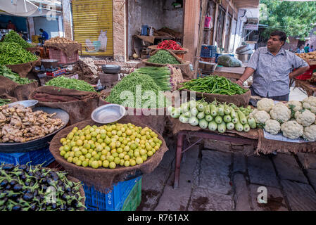 Venditore di verdure al mercato di Sardar in Jodhpur, Rajasthan, India Foto Stock