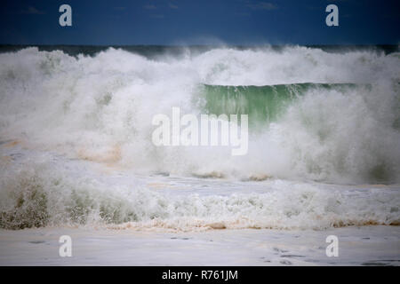 In Wellen, Belgium.Wellen am Nordstrand von nazare, Portogallo. Foto Stock