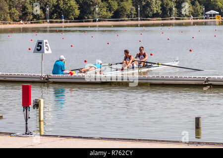 PLOVDIV, Bulgaria - 26 luglio 2015 - Mondo campionato di canottaggio sotto 23 anni. Giovani uomini e donne compeating in diversi eventi di canottaggio. Foto Stock