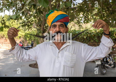 L'uomo indiano che mostra i baffi lunghi, Bikaner, Rajasthan, India Foto Stock