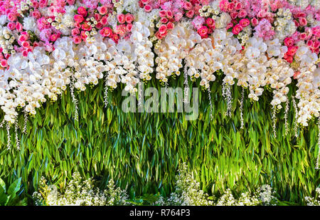 Sfondo romantico per matrimoni Addobbi floreali bello sfondo fiori bouqet di pentecoste di colore rosa e verde foglia / sfondo sfondo di nozze rose e orchidee Foto Stock