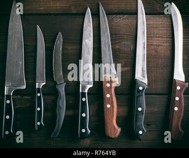 Utilizzate diversi coltelli da cucina Foto Stock