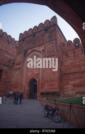 Un massiccio arcuata di uscita di fort di Agra chiamato anche come il Red Fort strongs con alte mura fatte di pietre rosse una volta residenza della dinastia Mughal Foto Stock