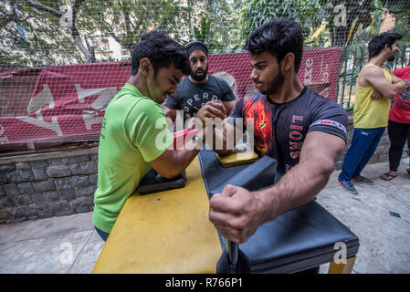 Due giovani uomini lottano per le strade di Nuova Delhi, India Foto Stock