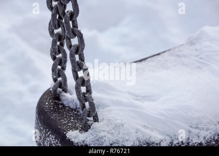 Swing vuota nel periodo invernale con la neve. Foto Stock