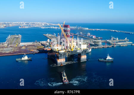 Piattaforma di perforazione nel porto. Il traino della piattaforma petrolifera Foto Stock