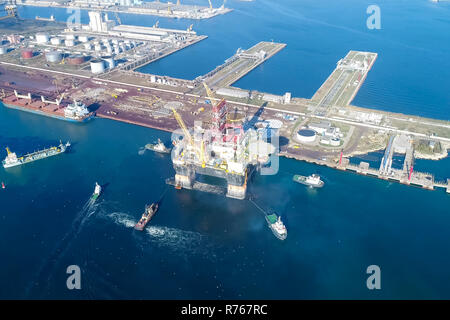 Piattaforma di perforazione nel porto. Il traino della piattaforma petrolifera Foto Stock