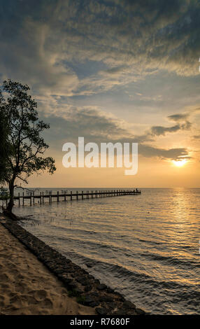 Il tramonto e il molo di kep sulla costa della Cambogia Foto Stock