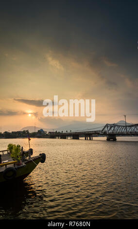 Ponte sul fiume e al tramonto in kampot Cambogia Foto Stock