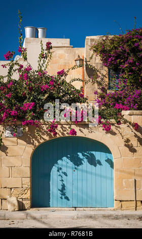Tradizionale mediterranea casa maltese dettagli esterni in isola di Gozo Malta Foto Stock