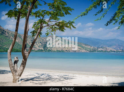 Areia Branca tropicale vista spiaggia nei pressi di Dili a Timor est Foto Stock