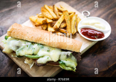 Gourmet Cheesesteak Philly panino con patate fritte Foto Stock