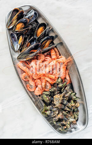 Misto di frutti di mare freschi selezione set gourmet platter pasto sul tavolo Foto Stock